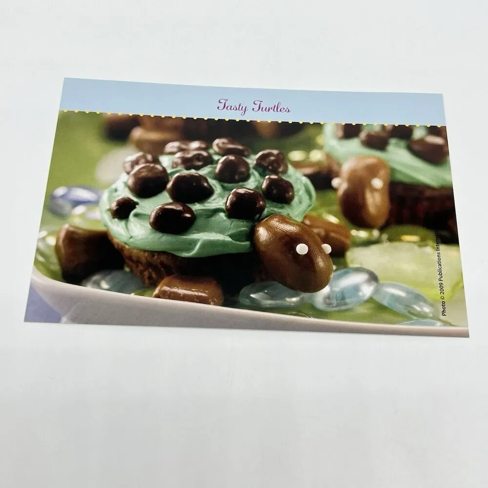 CUPCAKES Recipe Box Keepsake Tin w/99 Recipes & Dividers Desserts Metal Hinged